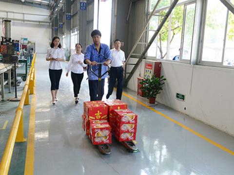 918博天堂集团工会开展“夏日送清凉”活动